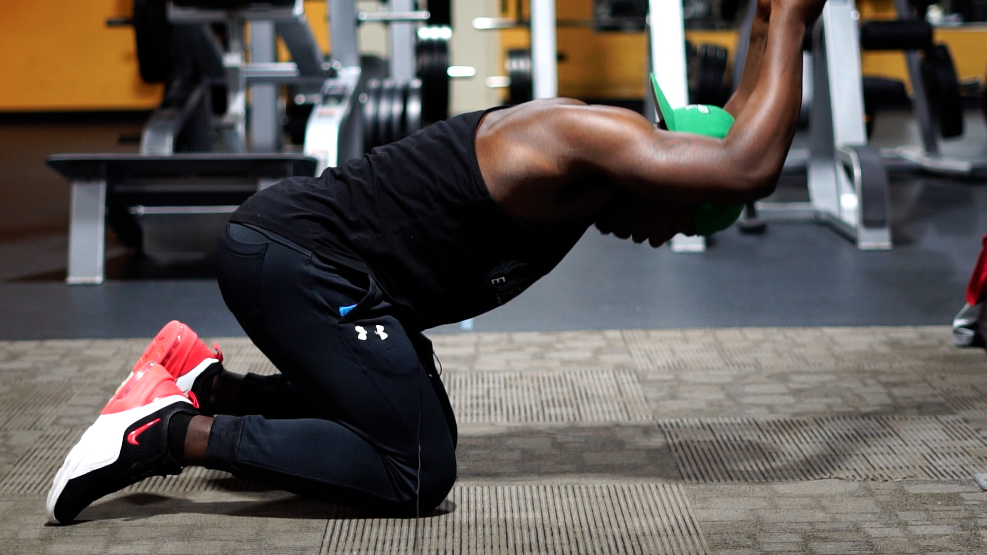 man doing weighted cable crunch